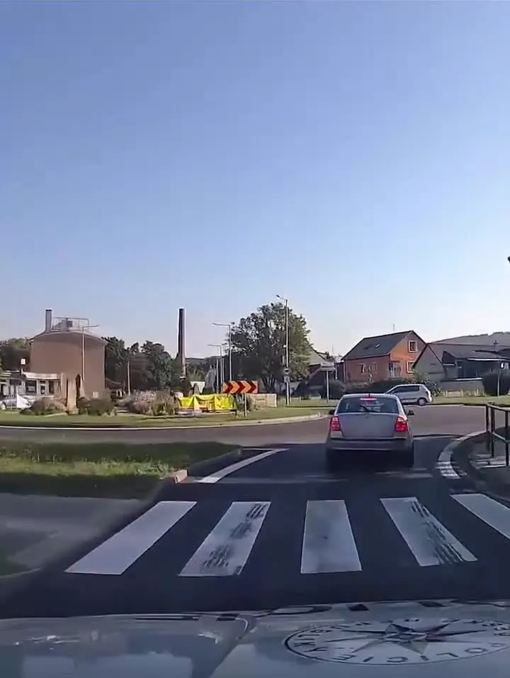 경찰 추격을 피해 도주하다 전봇대에 충돌해 박살난 차량 잔해