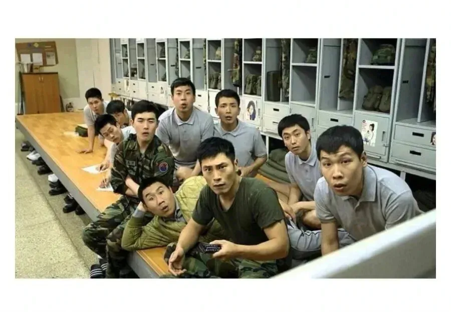 군대 내무반에서 이상한 자세로 잠든 이등병을 바라보는 동료 병사들