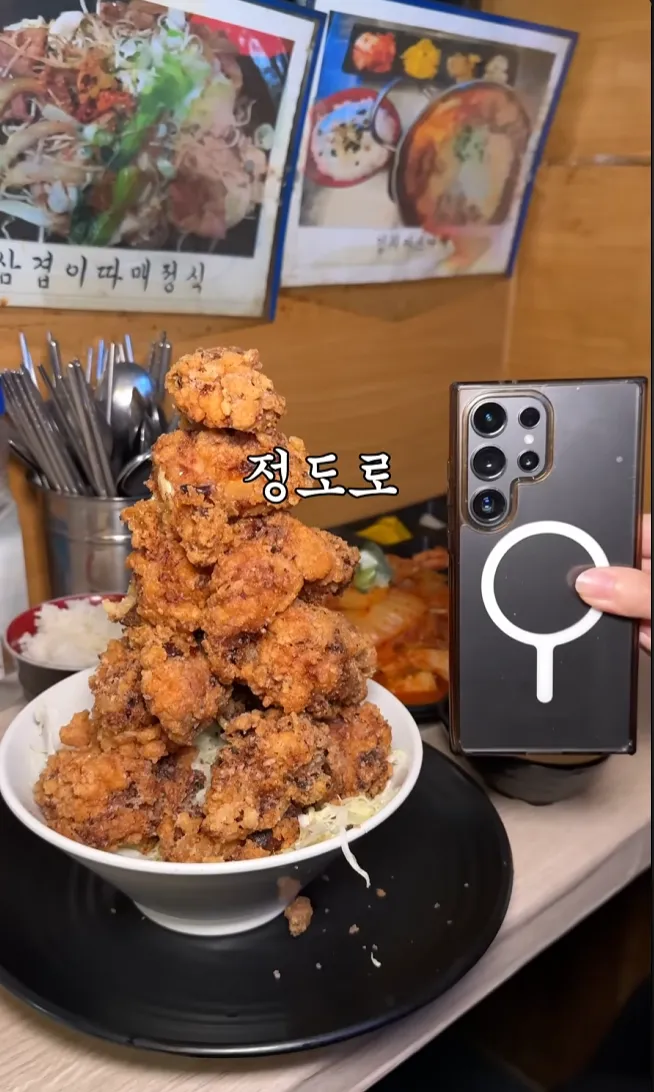 한국과 일본의 가성비 맛집을 비교하는 음식 정보 이미지