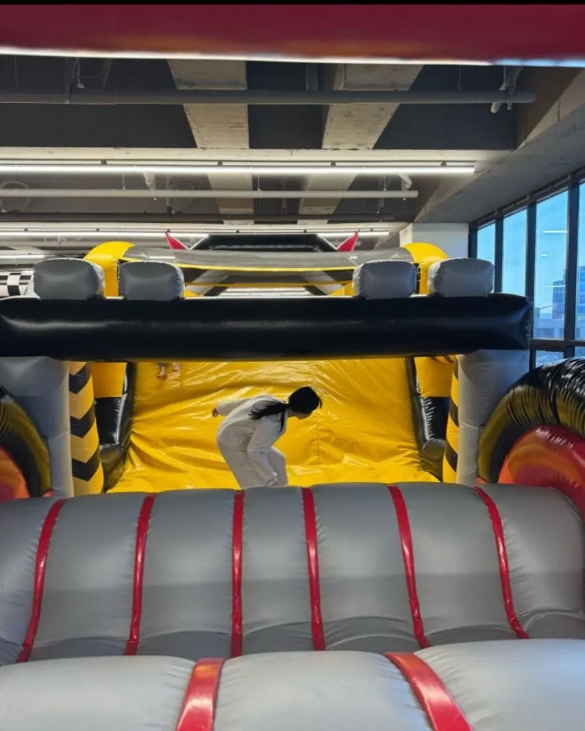 온갖것 카페 간판, "두시간에 만원" 문구가 적힌 카페 외관