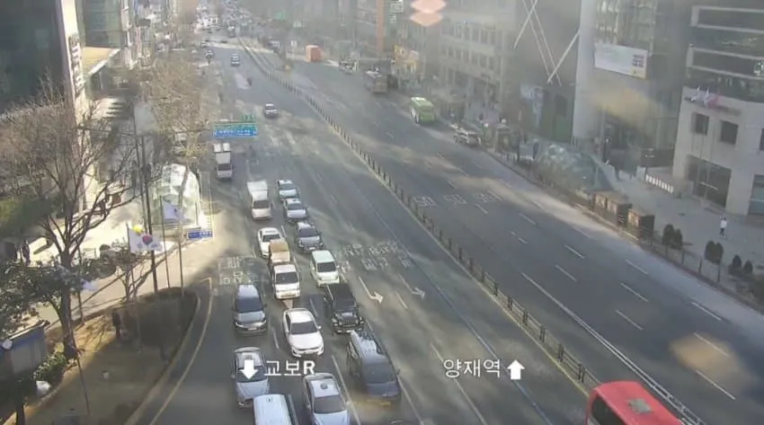 서울 도심 도로 위 특수문자 기호들로 표현된 극심한 교통체증
