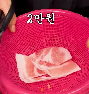 서초갈비 로고, 빨간 원 안에 흰색 한자 '肉'과 영문 'y' 표기