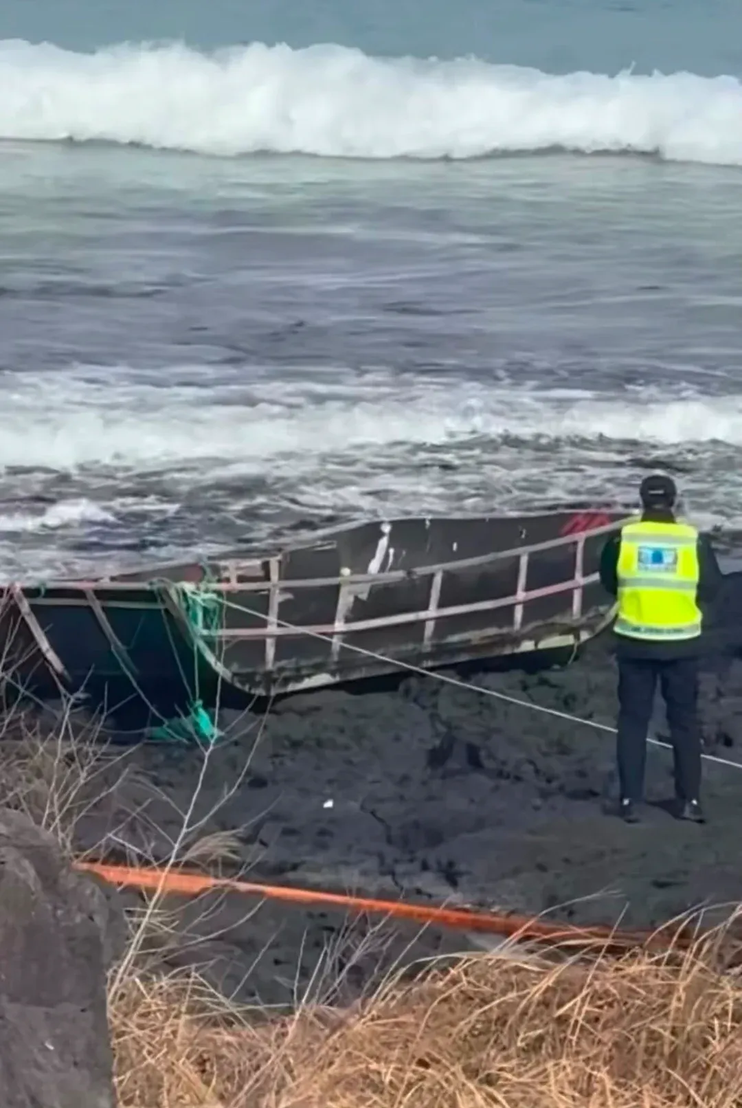 제주도 해안가에 표류한 중국어 번호판이 적힌 낡은 목선