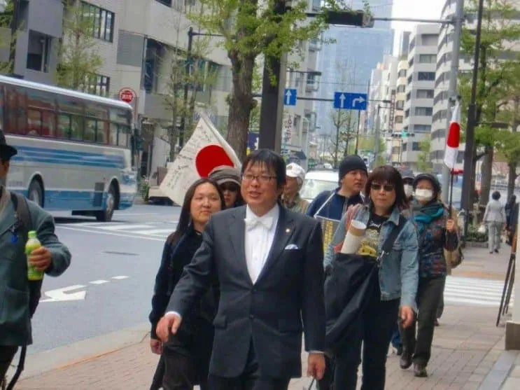 한국과 일본의 유사한 장면들을 나란히 비교한 평행이론 밈 이미지