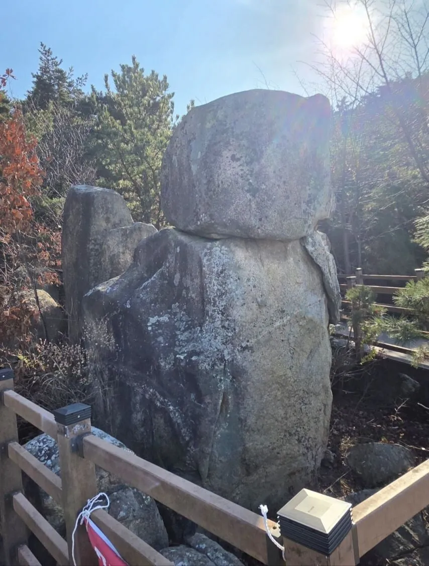 등산 중 복통으로 고통받는 표정의 남성 밈 이미지