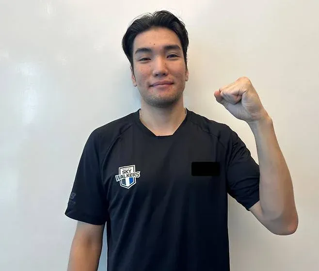 고등학교 배구 경기장에서 'SKY WALKERS' 문구가 보이는 장면