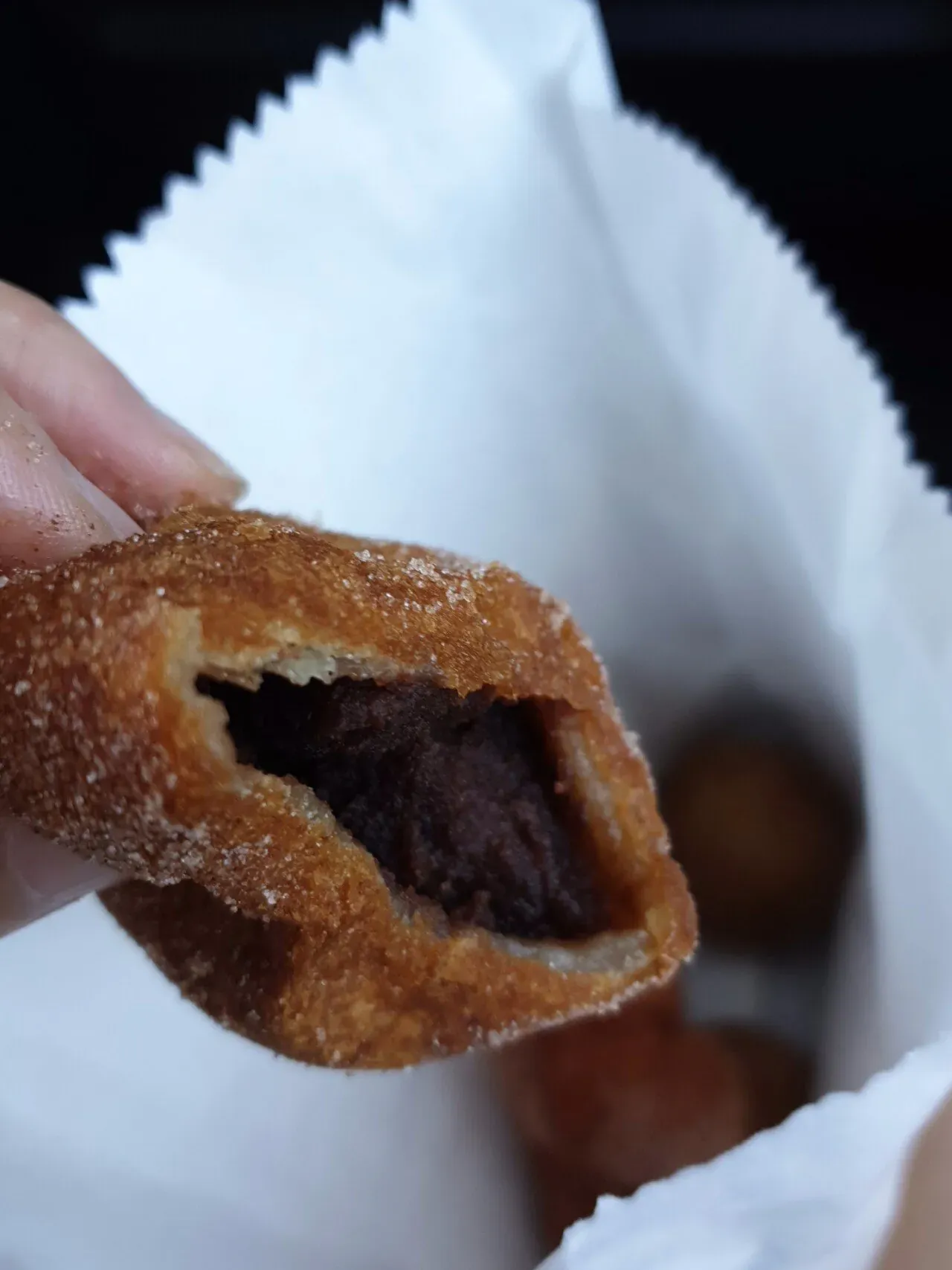 갈색 쫀득쿠키가 접시 위에 놓여 있는 모습