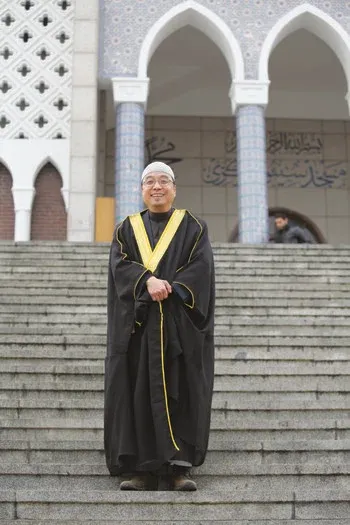 돼지고기 삼겹살이 불판 위에서 구워지는 모습