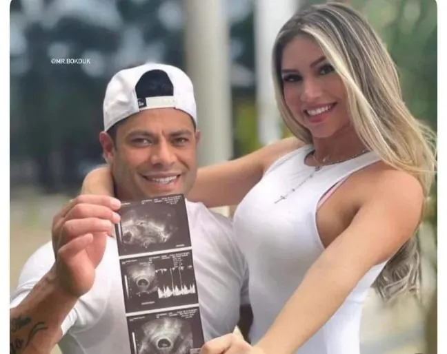 근육질 축구선수 헐크가 경기장에서 포즈를 취하고 있는 모습