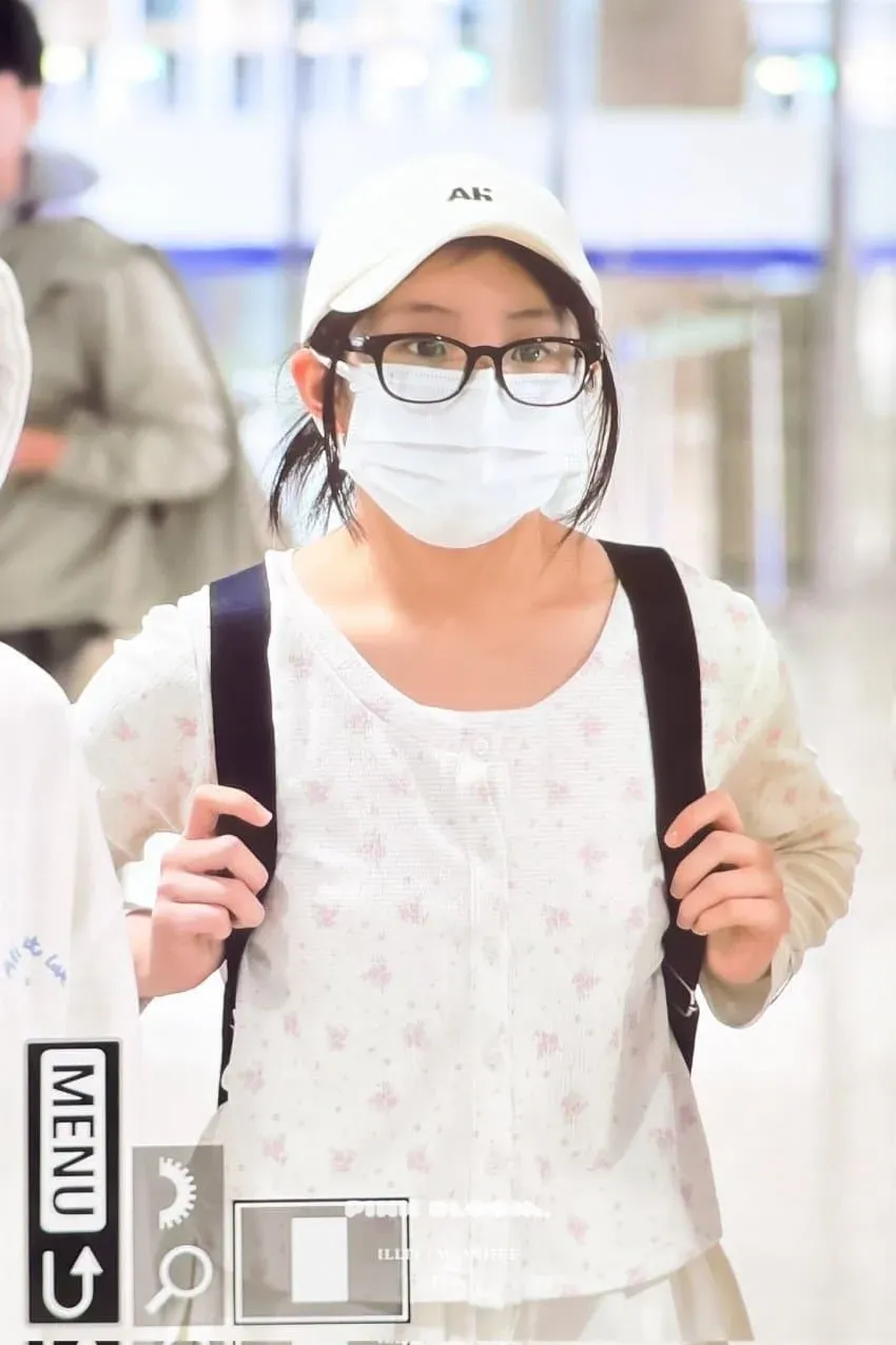 무대 의상을 입은 아이돌 멤버들의 단체 사진