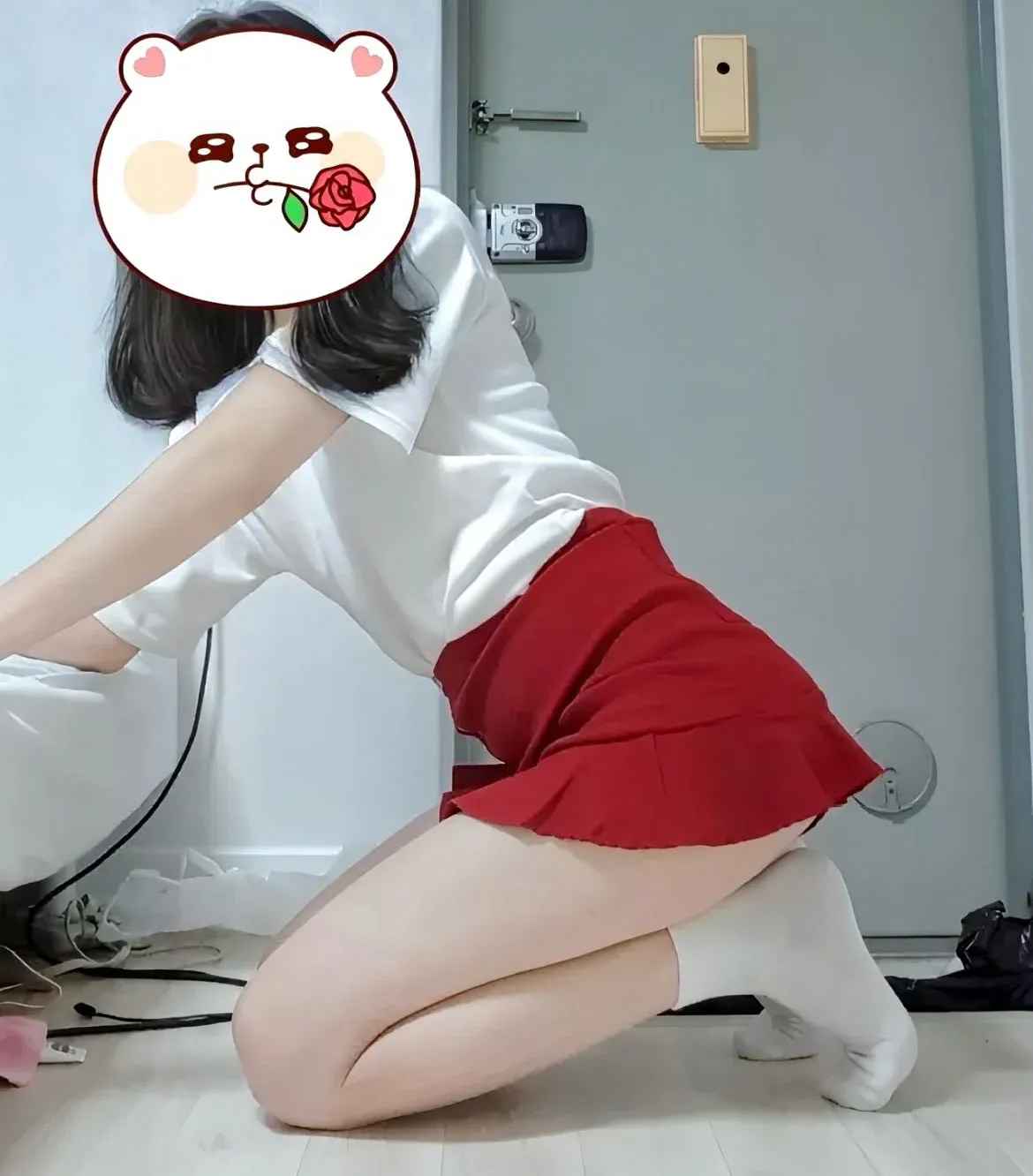 빨간 치마를 입은 단발머리 여성 일러스트, "We = 앨애" 텍스트