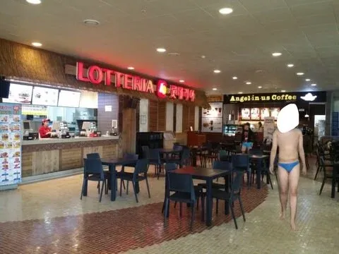 롯데리아와 엔제리너스 커피 매장 앞에서 삼각 비키니를 입은 여성