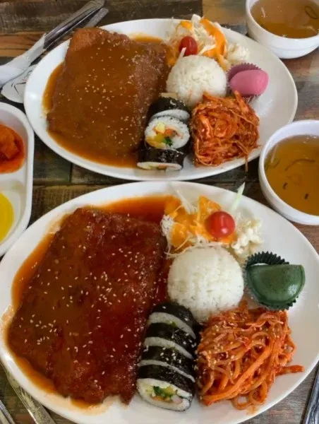 손글씨로 적힌 돈까스 메뉴 가격표, 7000원