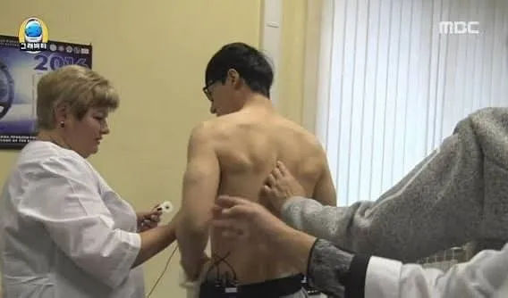 체인소맨 만화 페이지, 책을 들고 있는 장면