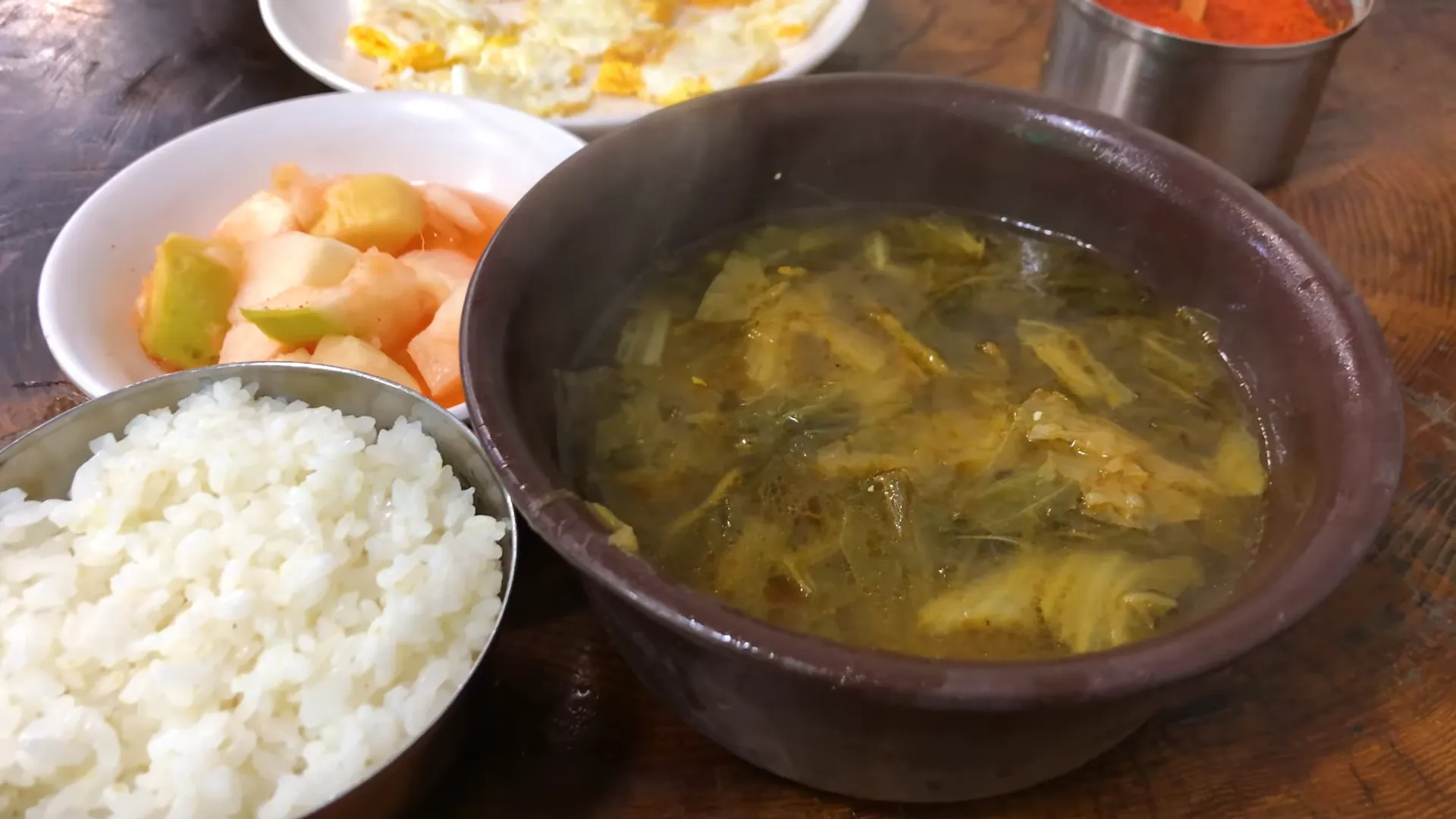 한국과 일본의 가성비 맛집을 소개하는 음식 사진 또는 식당 안내 이미지