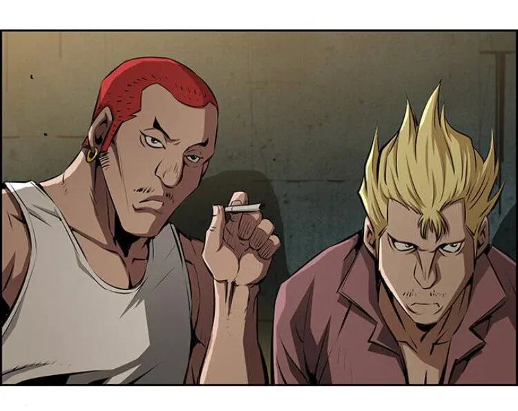 골목에서 포즈를 취하는 두 명의 젊은 남성