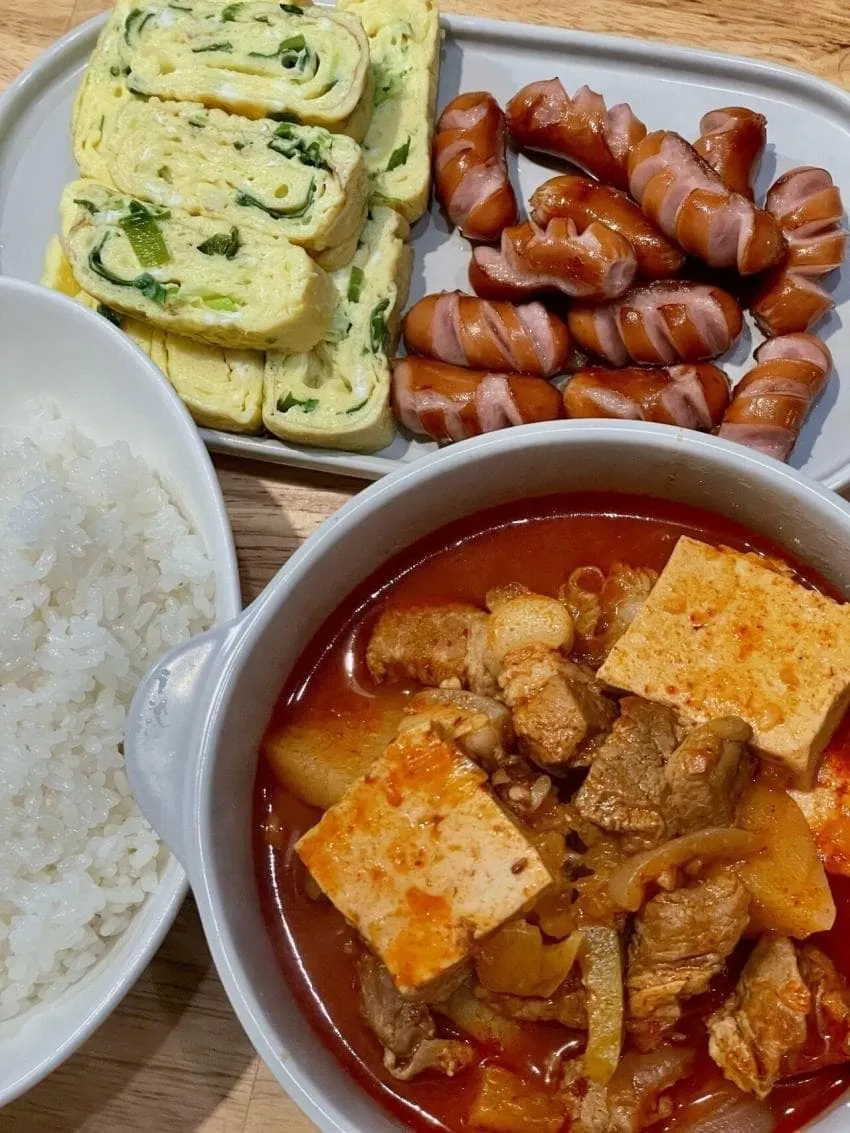 한국 전통 밥상에 차려진 다양한 반찬과 밥, 국이 담긴 식탁 풍경