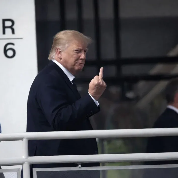 트럼프가 포드 공장 방문 중 손가락 욕설 제스처를 하는 모습