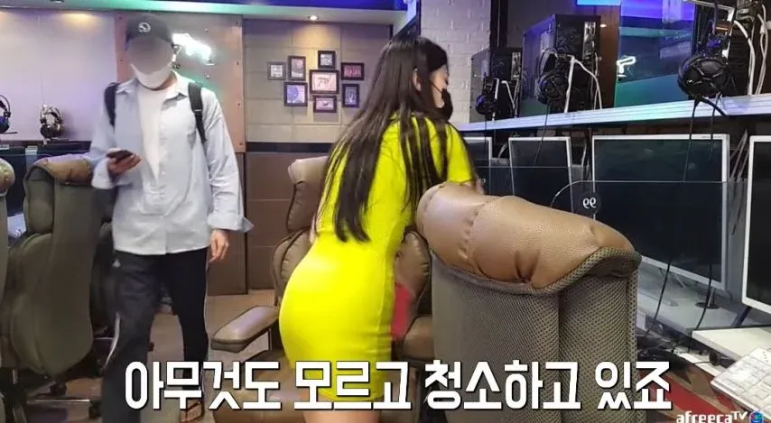 청소하는 모습을 몰래 촬영하는 장면, 화면에 "아무것도 모르고 청소하고 있죠" 텍스트