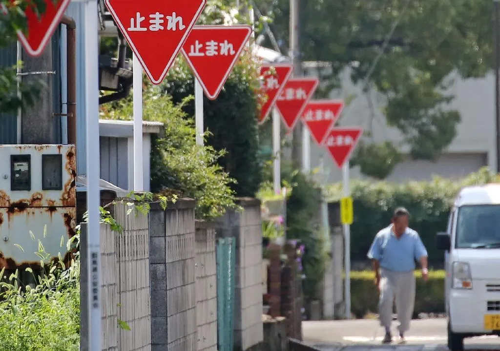 한국 도로교통법 12대 중과실 교통 위반 항목을 나열한 안내 표지판