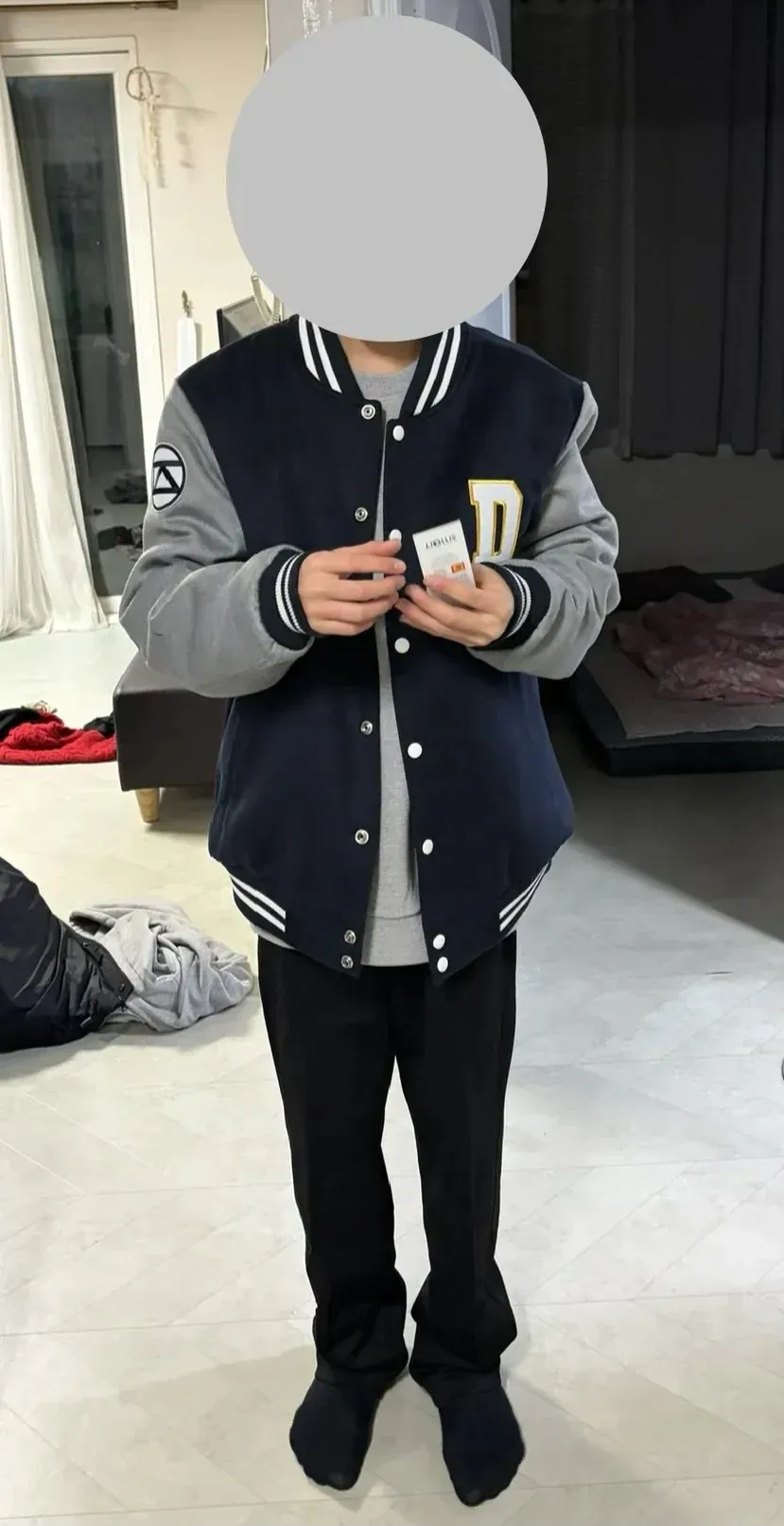 교복을 입은 중학생들이 복도에서 장난치며 웃고 있는 모습