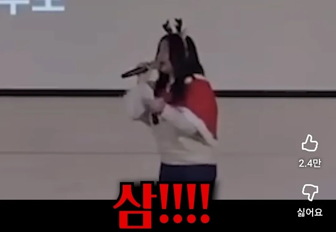 축제에서 학생들이 교장선생님 얼굴 사진에 물총을 쏘는 부스