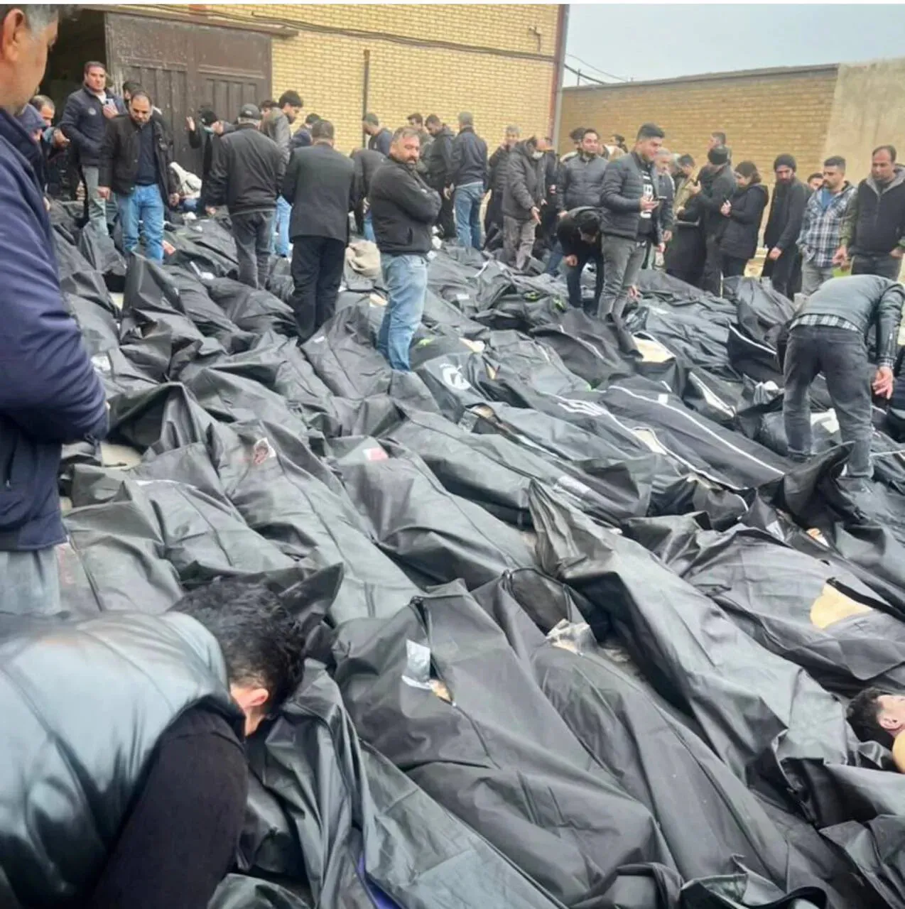 이란 시위 현장에서 시위대를 향해 총을 겨누는 보안군