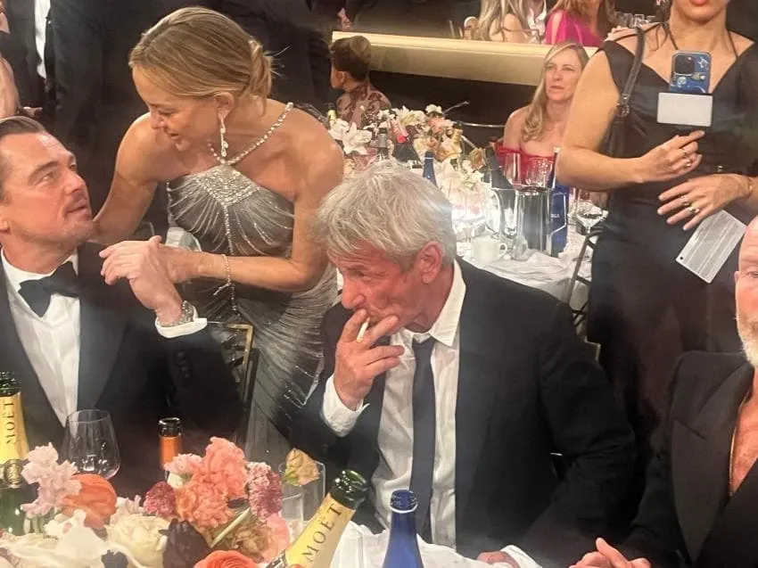 골든글로브 시상식에서 담배를 피우는 배우 숀 펜