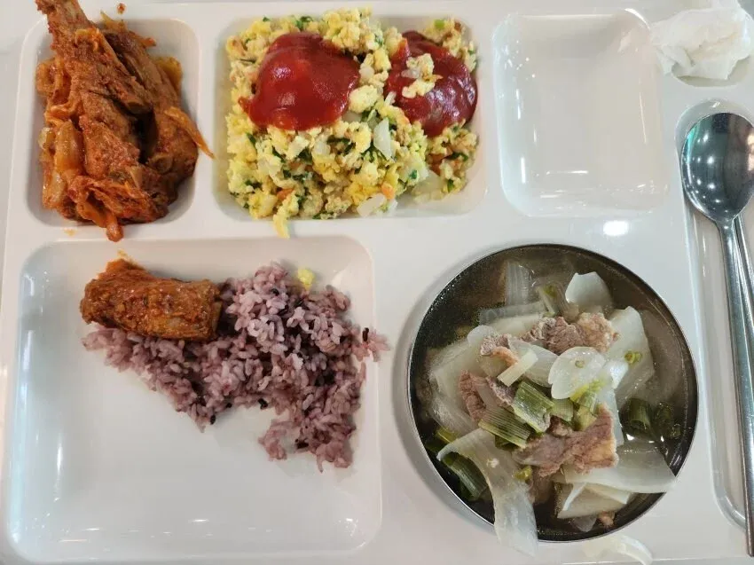 교도관이 인터뷰하는 모습