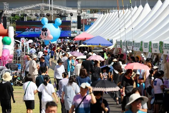 소래포구 가게 사장님이 손으로 숫자를 세며 계산하는 모습