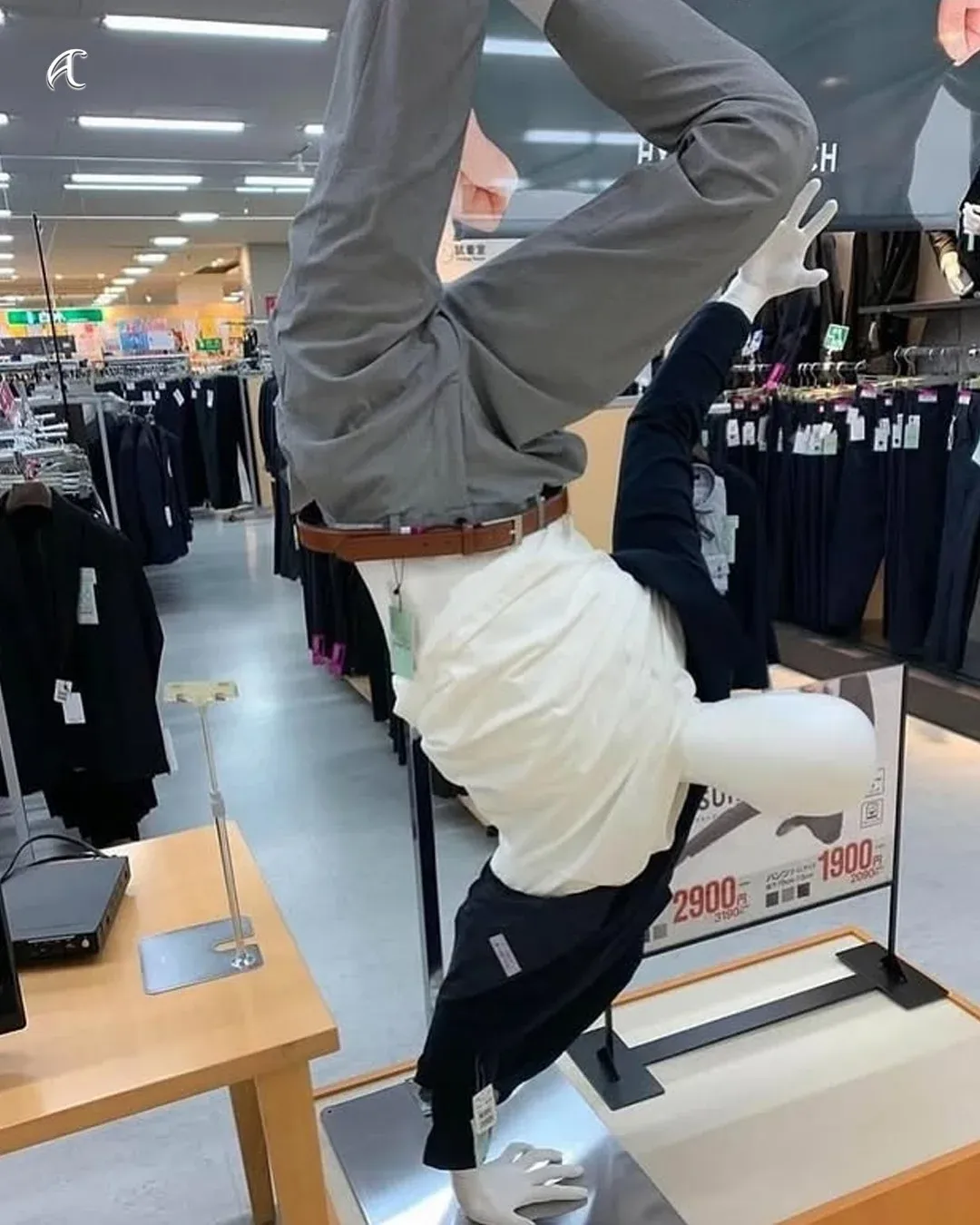 일본 의류 매장의 가격표, 2900엔에서 1900엔으로 할인된 정장 가격 표시