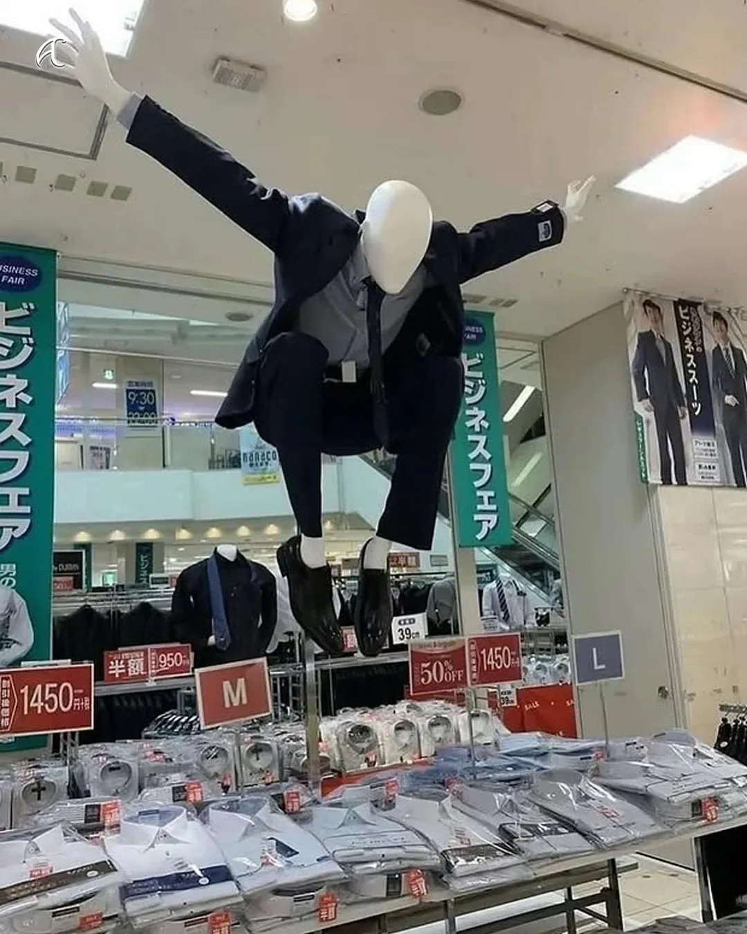 비즈니스 정장 반값 세일 광고, 950엔~1450엔 50% 할인 표시