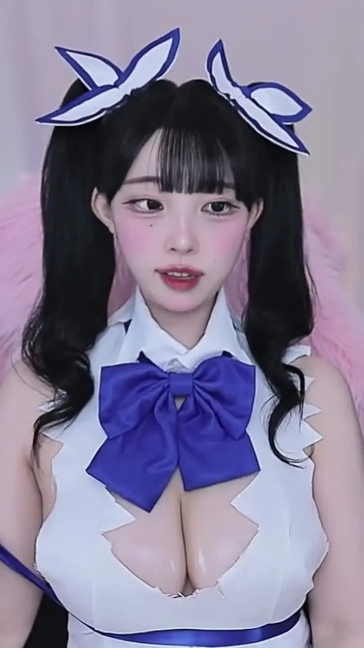 이마에 'SF' 글자가 문신된 남성의 얼굴