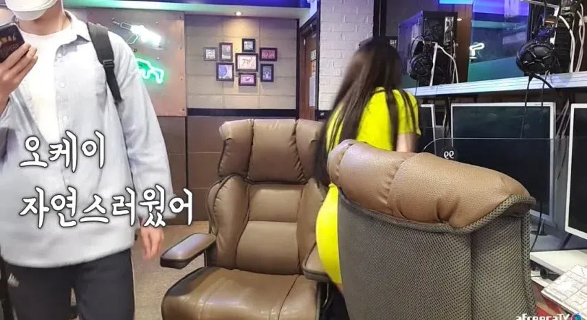 라이브 방송 중 몰카 촬영이 발각된 후 "오케이 자연스러웠어"라고 말하는 전과자의 화면 캡처