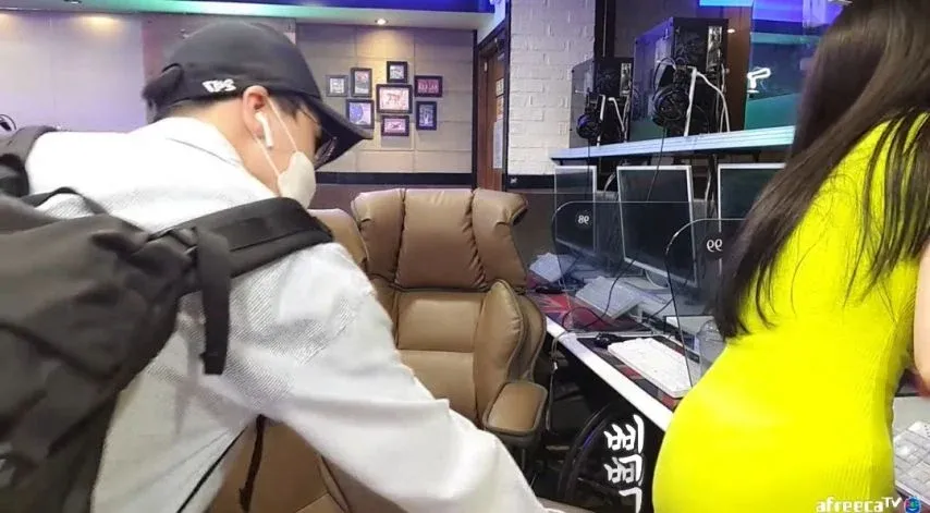 라이브 방송 중 몰래카메라 촬영이 적발된 남성의 당황한 표정