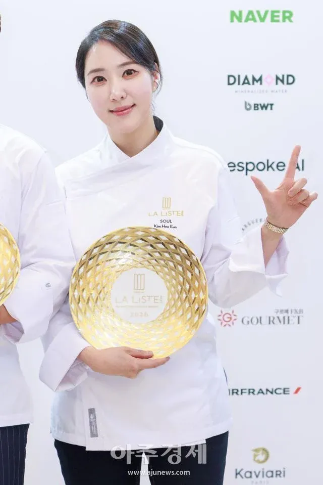 라리스트 2025 어워드에서 포즈를 취하는 셰프 김희은의 흑백 초상 사진