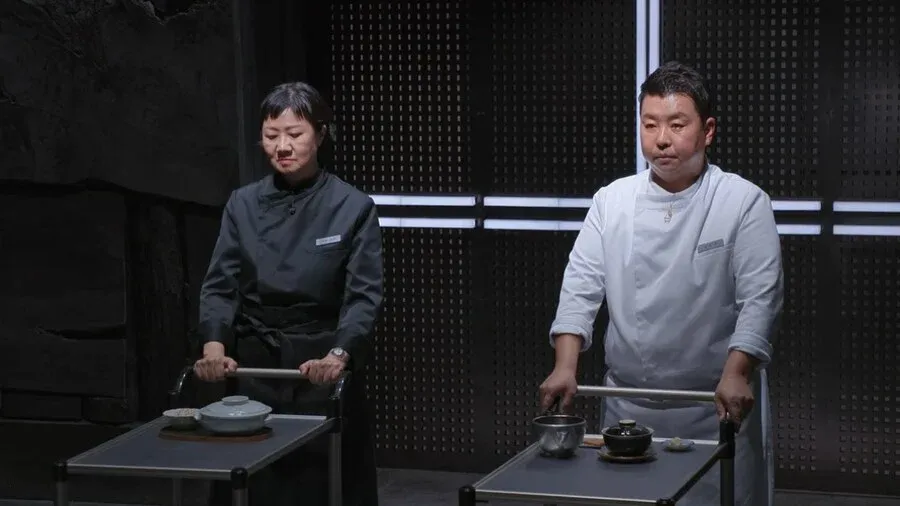 흑백요리사 심사 장면, 심사위원이 "개 같다"고 평가하는 자막이 표시된 화면