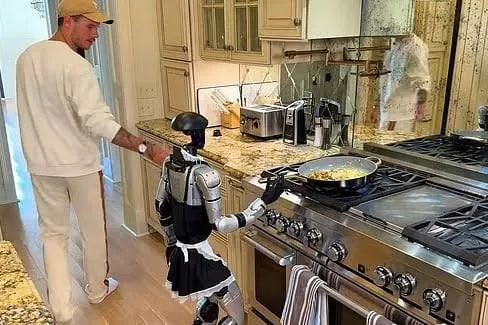 수학 공식 "mm = & |"가 적힌 화면, 학교에서 배운 것과 다른 현실을 표현