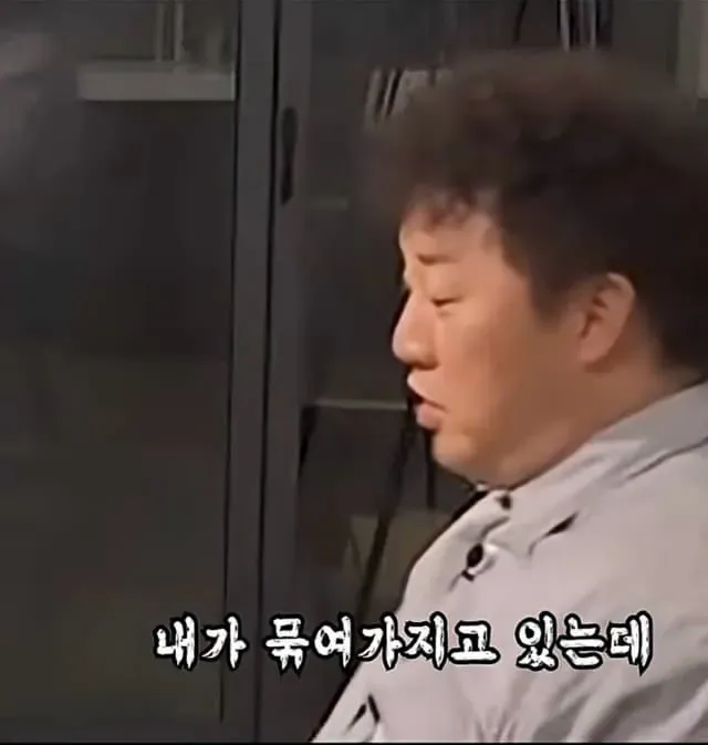 정준하가 묶인 채로 "내가 묶여가지고 있는데"라고 말하는 장면