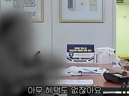 지하철 무임승차 적발자가 "아무 혜택도 없잖아요"라고 말하는 뉴스 자막 화면