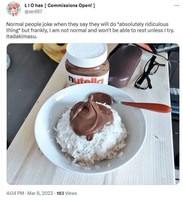 비빔밥 위에 이상한 재료를 올려 먹으려는 장면