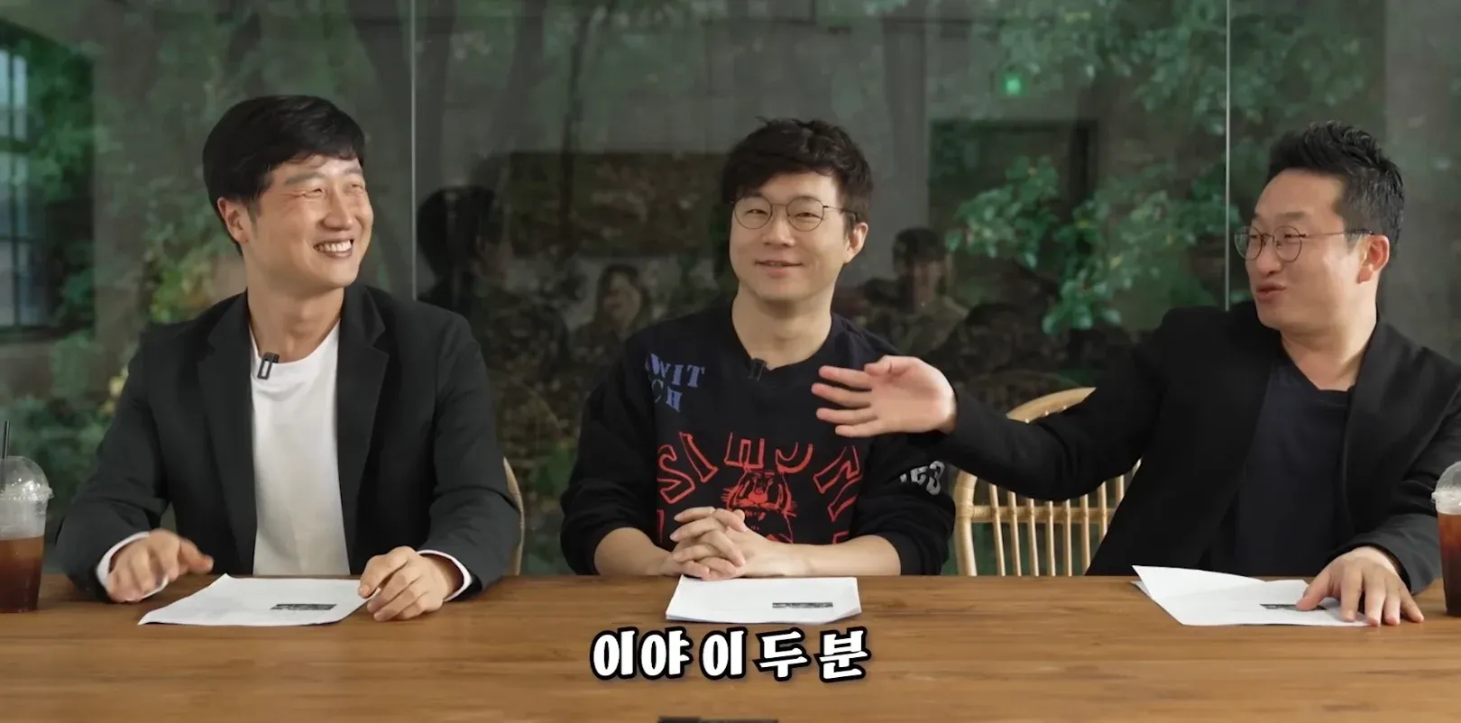 두 사람이 나란히 있는 모습을 보며 감탄하는 장면