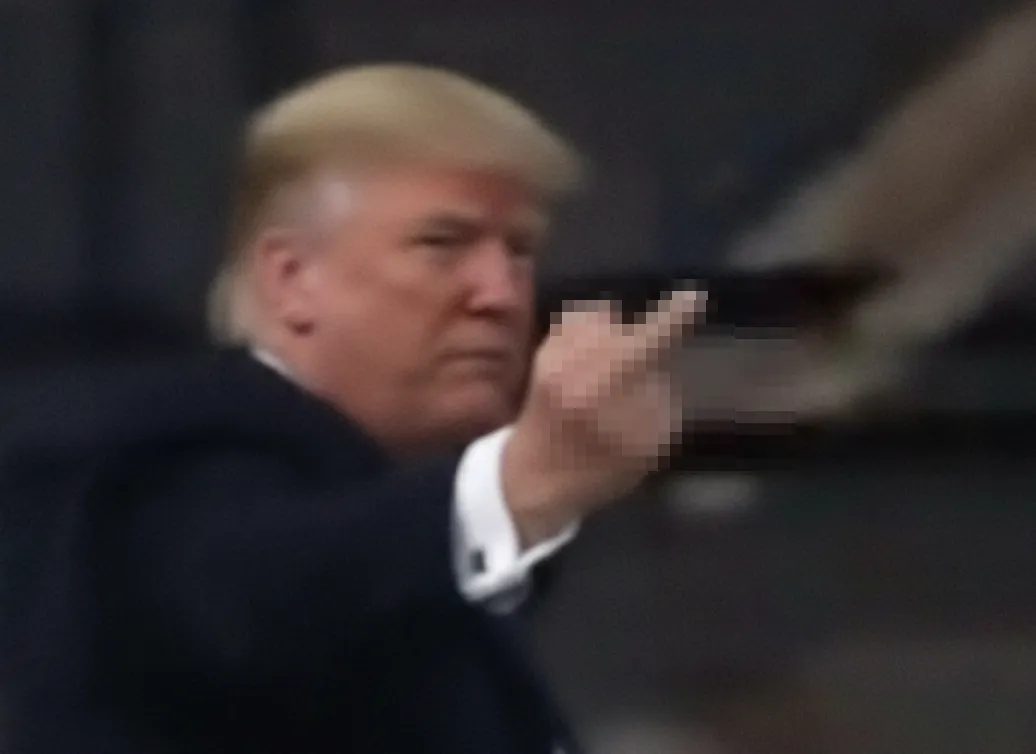 트럼프가 포드 공장 방문 중 손가락 욕설 제스처를 하는 모습