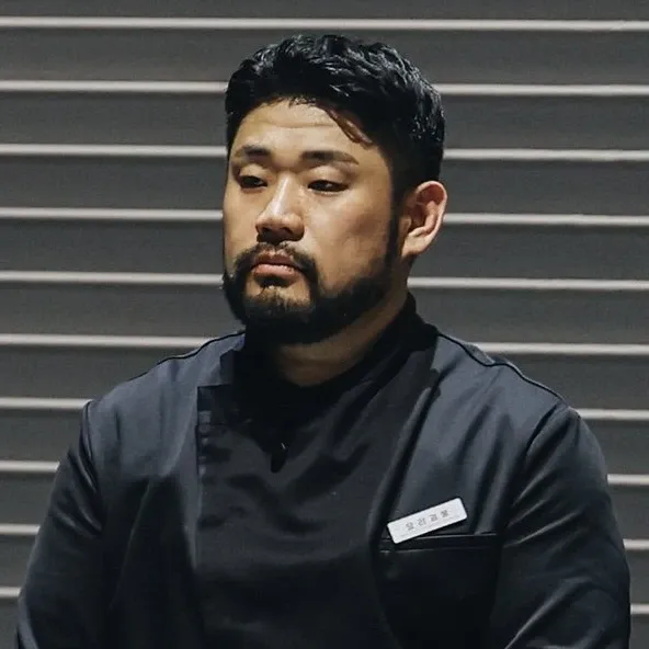 흑백요리사 요리괴물 밈, 놀란 표정의 남성 셰프 클로즈업