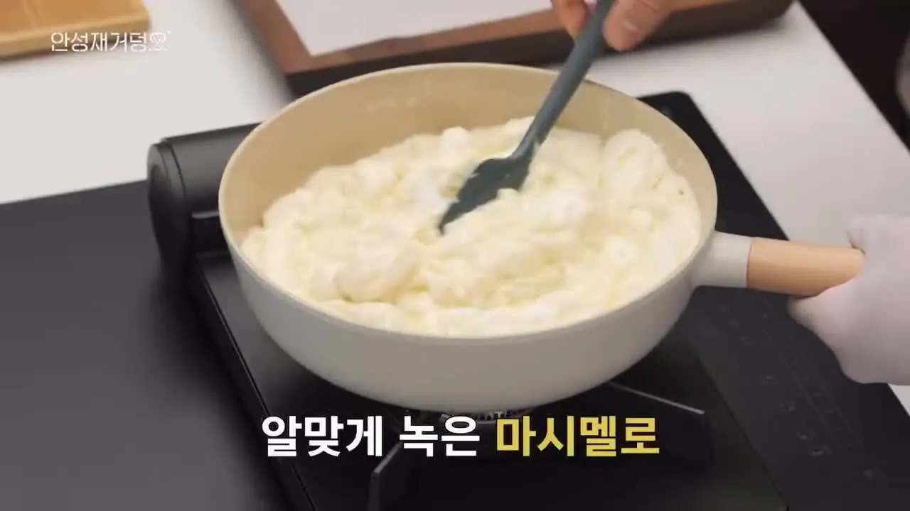 마시멜로가 알맞게 녹았는지 확인하며 아빠 안성재를 압박하는 딸의 표정