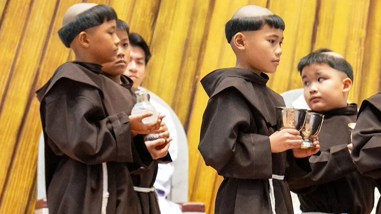 손글씨로 "대머리"를 획순대로 쓴 필기 연습 이미지