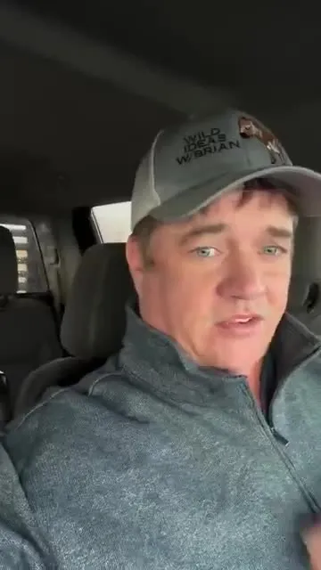 겨울 패딩 지퍼를 끝까지 올린 남성의 야외 사진