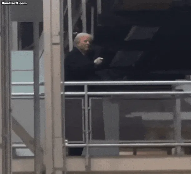 트럼프가 포드 공장 방문 중 손가락 제스처를 취하는 모습