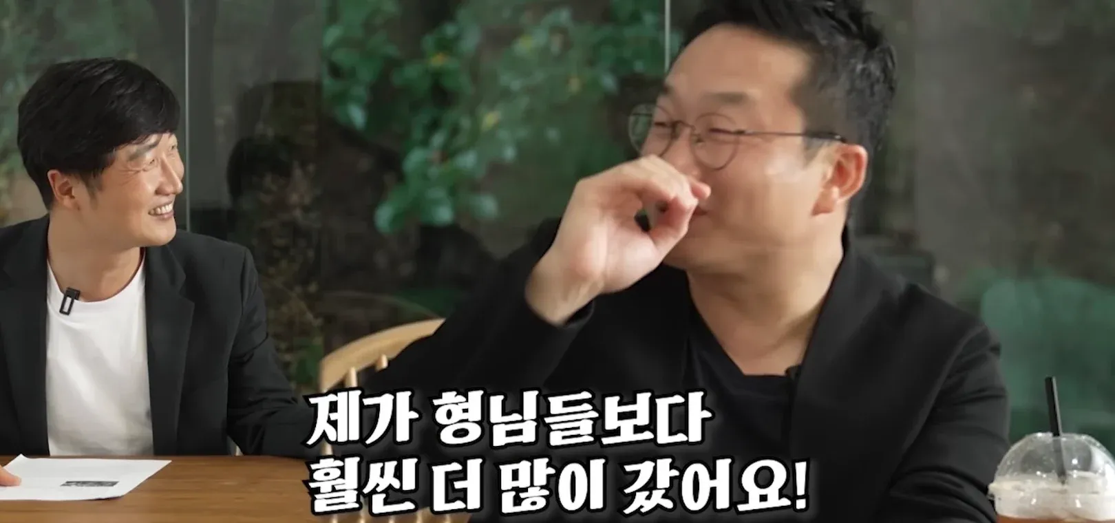 출석률 40% 달성을 자랑하는 텍스트: "제가 형님들보다 훨씬 더 많이 갔어요!"