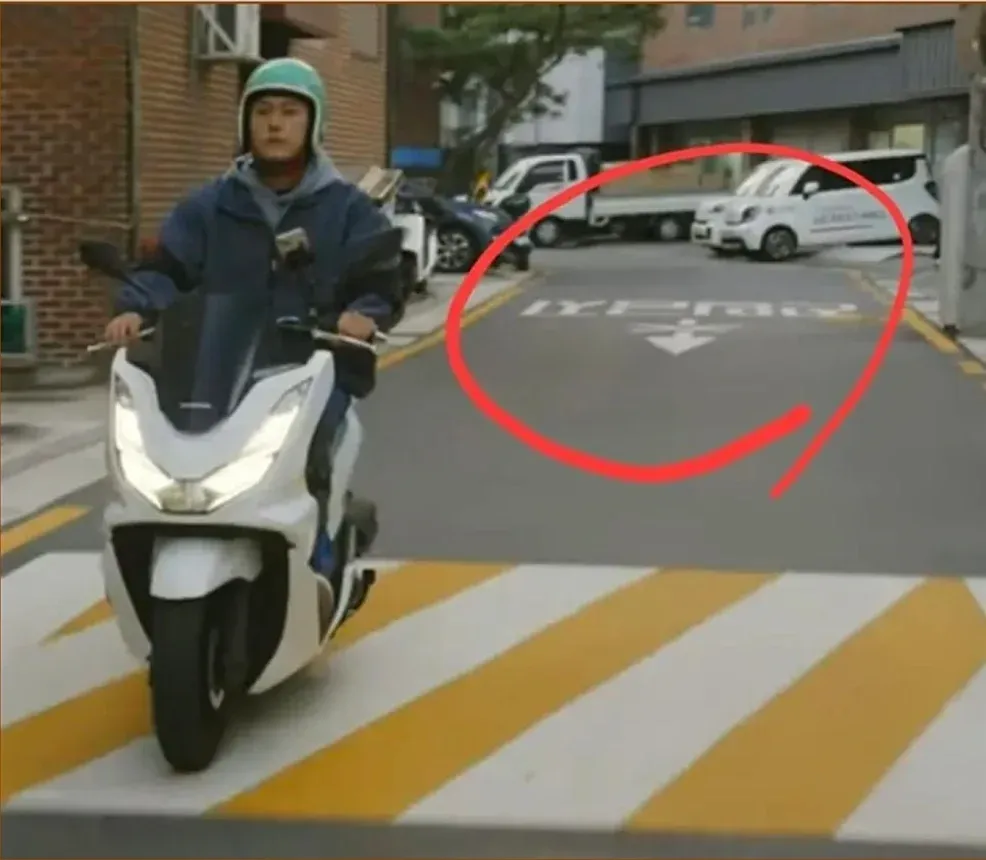 야간 도로 주행 중 차량 계기판과 전방 도로 풍경